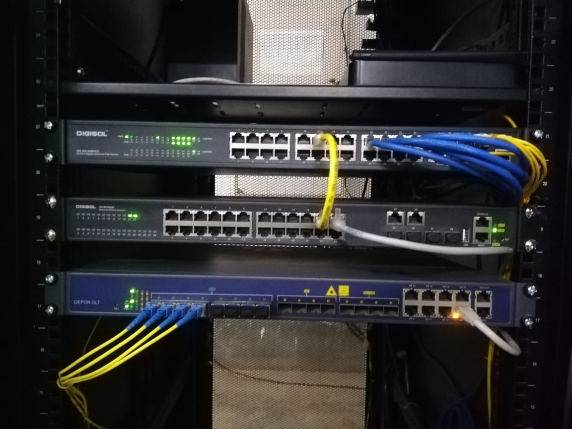 PoE switches and GEPON OLT with fiber patching